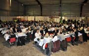 Vue panoramique des tables du repas en 2012